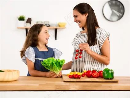 准备料理的母女 准备料理的母女