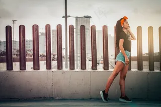 欧美牛仔短裤美女街拍艺术图片