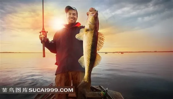 钓到一条大鱼的男士