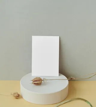 白色摆台上的卡片