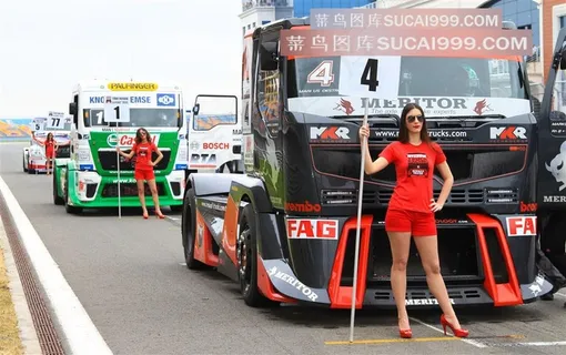 赛车系列 - 在起跑线上的女郎和重型赛车