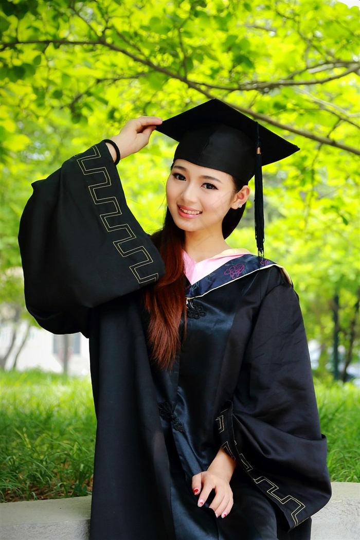 毕业季清秀美女大学毕业生写真图片