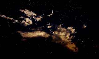 夜晚弯弯的月亮摄影素材图片