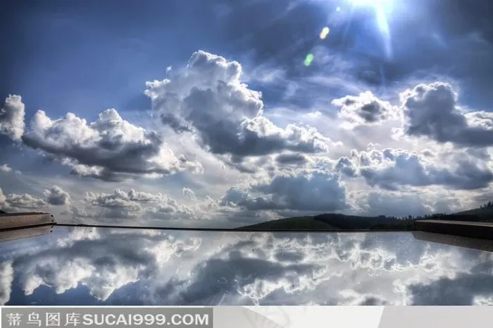 西藏上空天空云朵蓝天下的湖泊