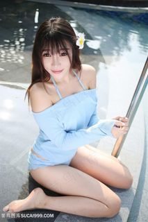 坐在水中的性感小美女