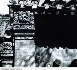 北京印象-雕刻精美的屋檐花朵