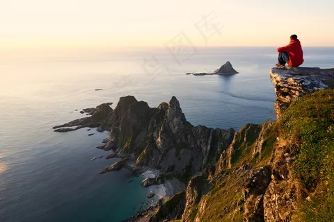 坐在山顶看日出图片 坐在山顶看日出图片