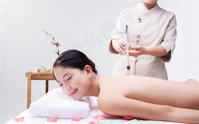 正在做艾灸的美女