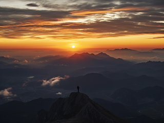 登山山顶看朝阳日出摄影图