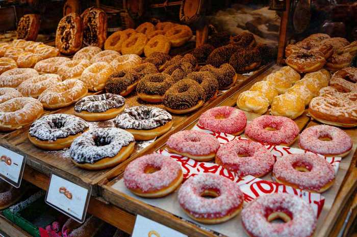 美食甜甜圈甜食蛋糕甜品面包街边店铺，木质复古