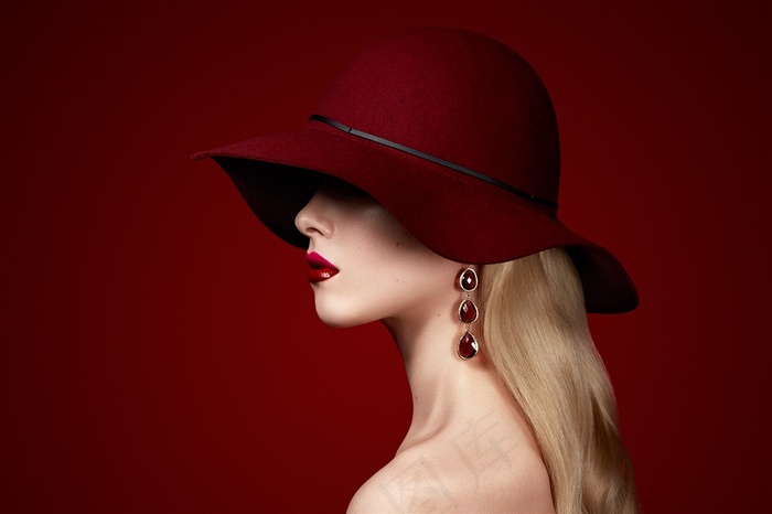 戴红帽子的美女