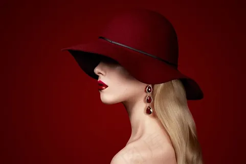 戴红帽子的美女