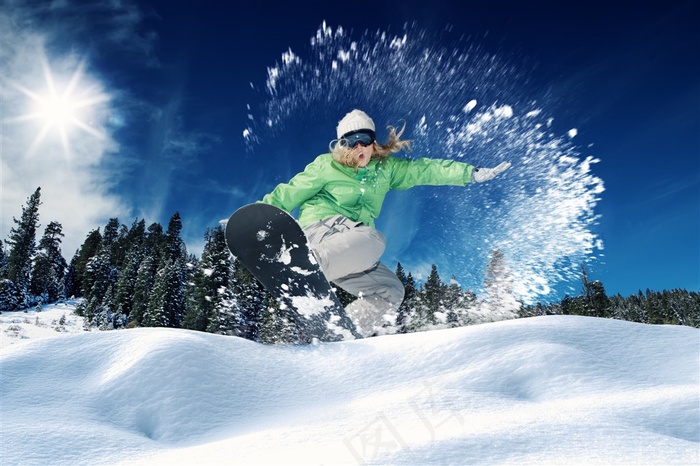 雪山滑雪的人物高清图