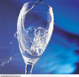 从水杯中溅洒出来的水