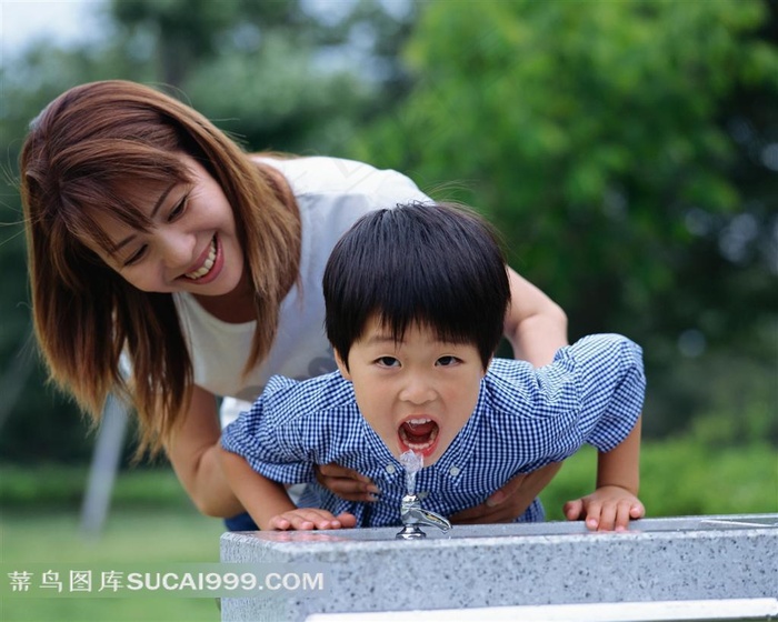 抱儿子喝水的母子摄影素材