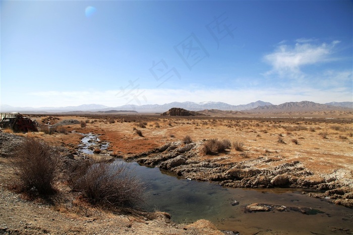 蓝天下的高原美景摄影图片