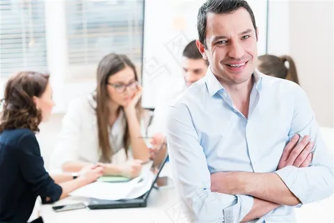 外国男子抱胸高清摄影图