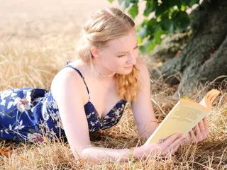 秋季草地看书美女图片