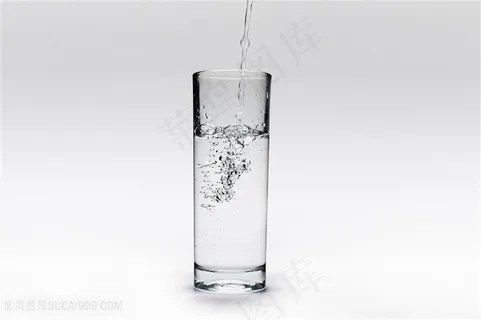 倒一杯水产生了水泡和气泡