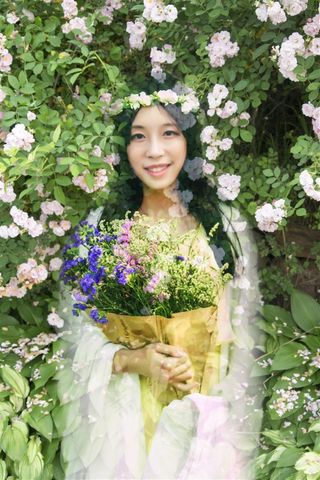 花丛中的白衣女子