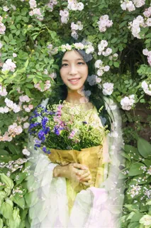 花丛中的白衣女子 花丛中的白衣女子