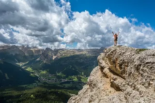 蓝色旅游户外人在山顶体验登山