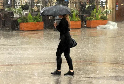 下雨一个人撑伞图片 下雨一个人撑伞图片