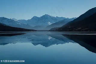 蓝色山水背景