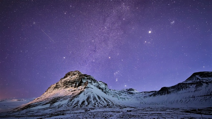 雪山紫色星空美景壁纸