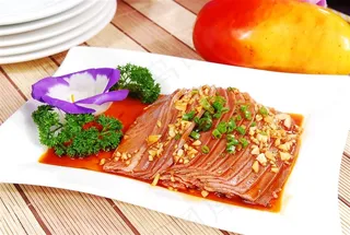 香辣耳片美食图片