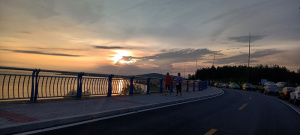 黄色简约风夕阳背景海报