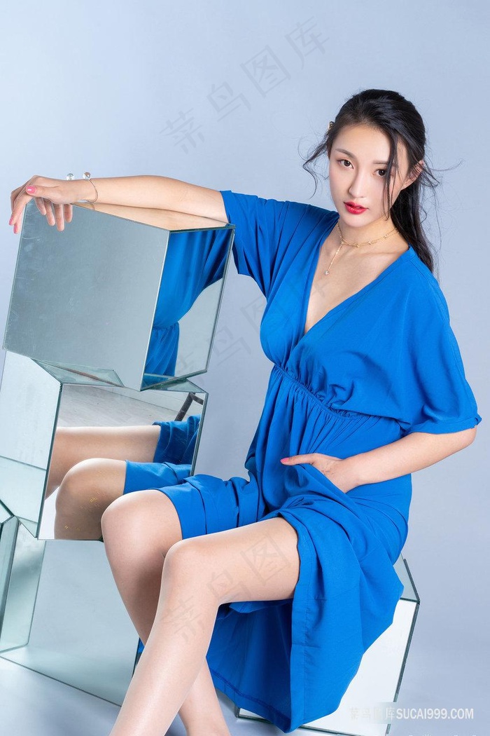 穿蓝色长裙的时尚克拉女神国产*美女艺术写真图片