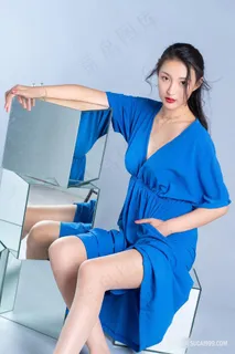 穿蓝色长裙的时尚克拉女神国产*美女艺术写真图片 穿蓝色长裙的时尚克拉女神国产*美女艺术写真图片