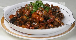 15 红烧肉炖松蘑 桥东大酒店