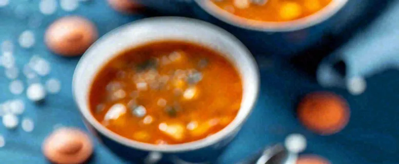 西餐汤类罗宋汤海鲜汤美食餐具摄影图