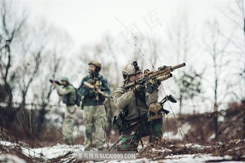 雪地上拿枪的美国大兵