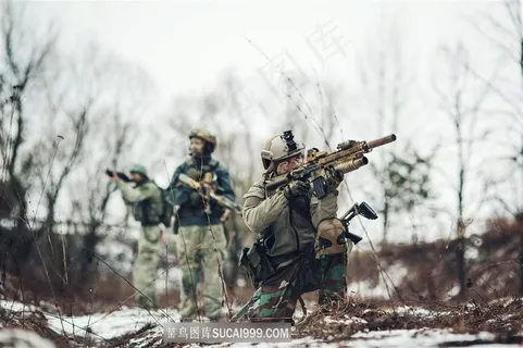 雪地上拿枪的美国大兵