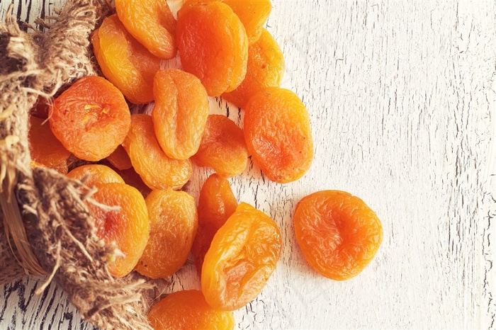 麻袋里散落出来的梅子高清图片