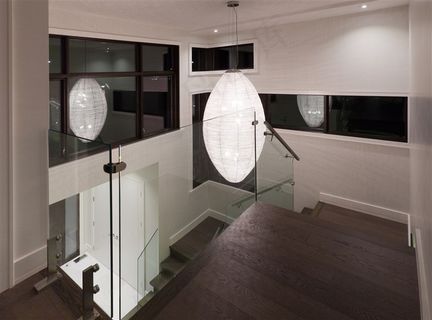 楼梯拐角处的灯光照明摄影