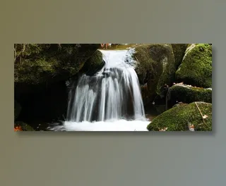 山石间的瀑布图片