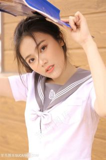 举起书本的清纯校服美女图片 举起书本的清纯校服美女图片