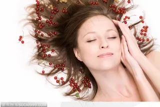 睡觉闻果子香的女性