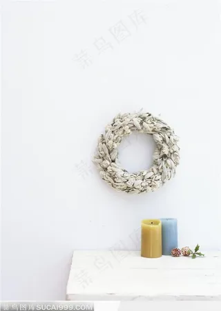 挂在墙壁上的花环与桌子上的彩色蜡烛