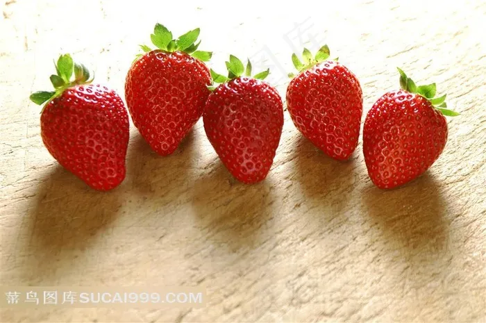 五枚排成一排的新鲜草莓水果图片