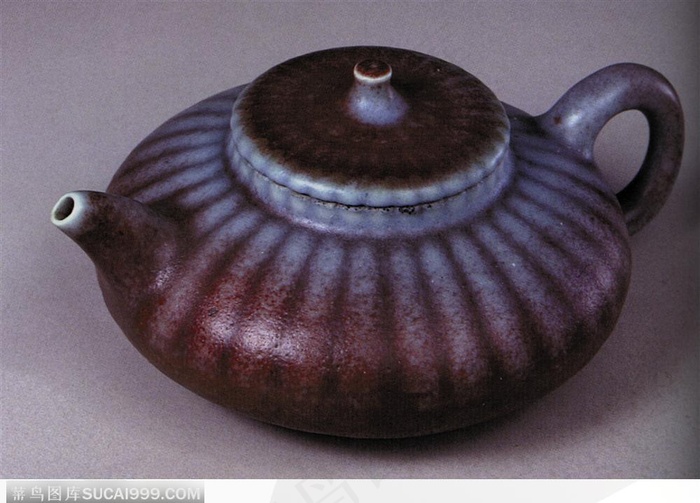 中华传统-褐色的瓣状茶壶