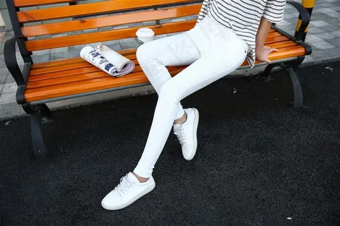 紧身白裤女模特写真图片