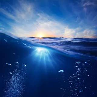 海底下的光晕唯美风景图片素材