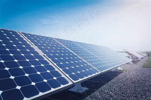 摆成排的太阳能电池板高清图片