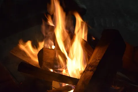 夜晚篝火火焰图片 夜晚篝火火焰图片
