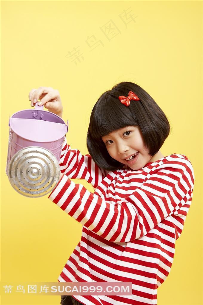 拿浇水壶的小学生摄影素材